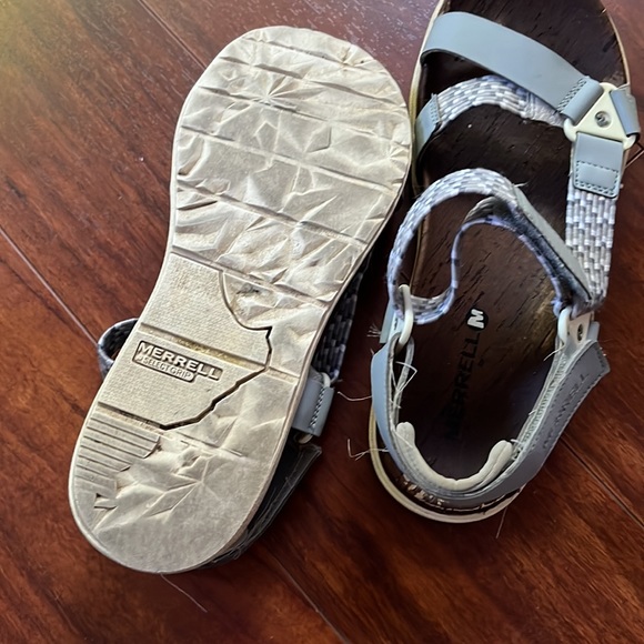 FREE Add On Merrell light grey sport sandals - Picture 7 of 8
